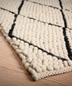 Wollteppich Rautenmuster Vinduer - Creme/Schwarz - close up hoek, thumbnail Wollteppich Rautenmuster Vinduer - Creme/Schwarz - close up hoek, thumbnail