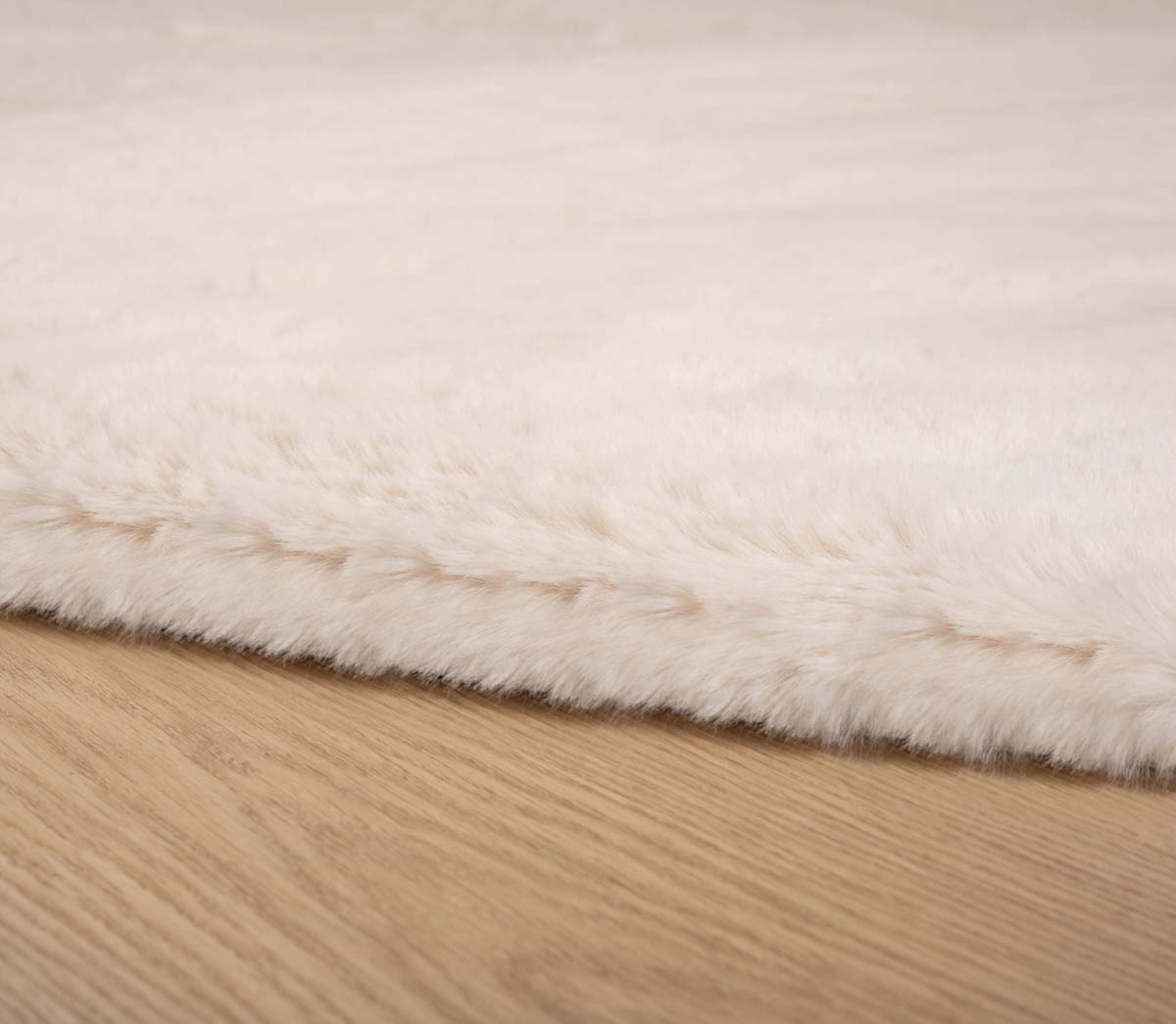 Flauschiger Teppich Oval - Comfy Plus - Creme - close up zijkant Flauschiger Teppich Oval - Comfy Plus - Creme - close up zijkant