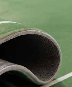 Waschbarer Kinderteppich - Fluffito Spielfeld Grün - close up