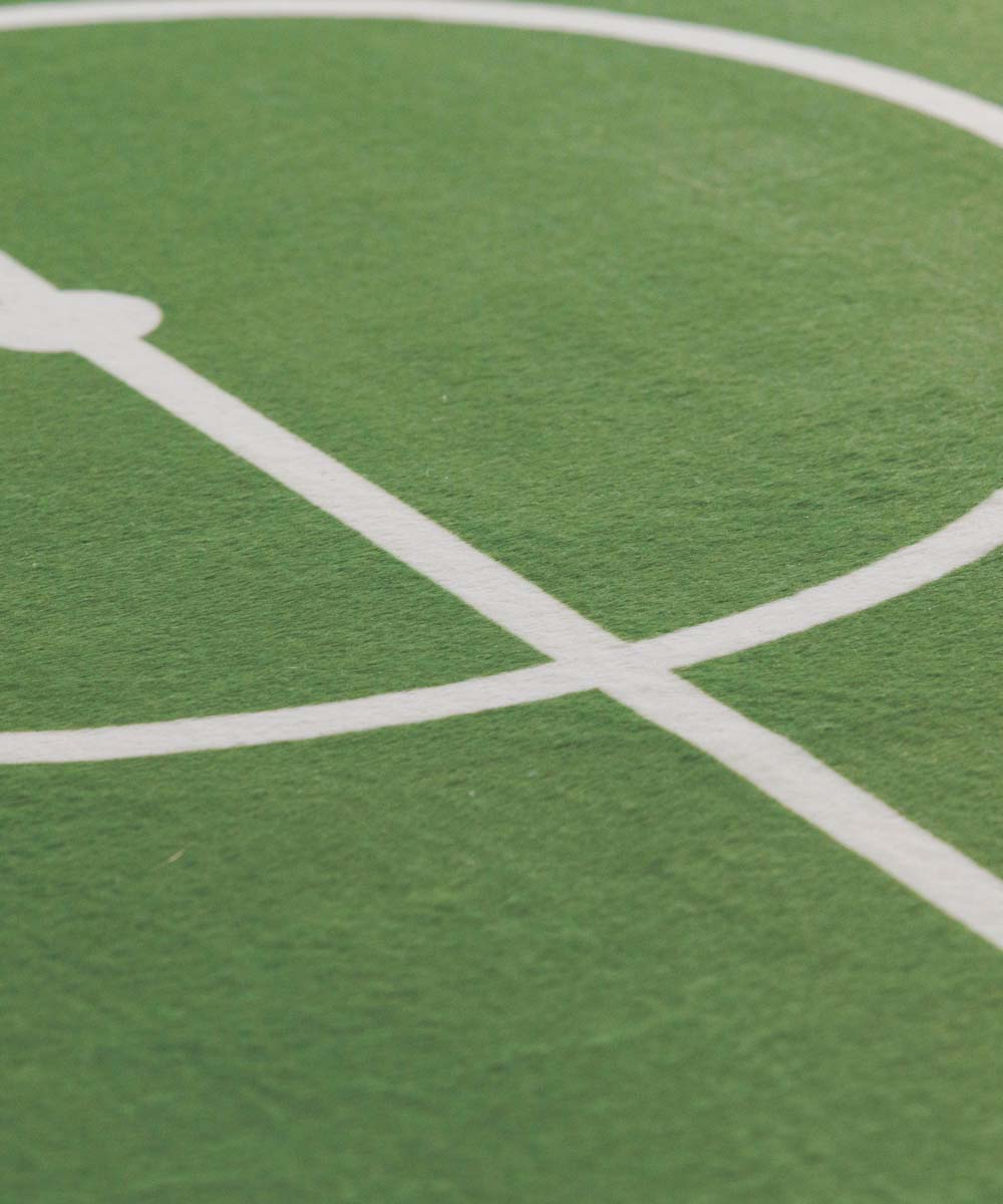 Waschbarer Kinderteppich - Fluffito Spielfeld Grün - close up Waschbarer Kinderteppich - Fluffito Spielfeld Grün - close up