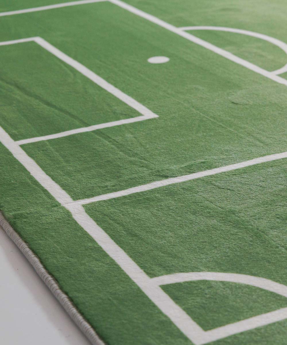 Waschbarer Kinderteppich - Fluffito Spielfeld Grün - close up Waschbarer Kinderteppich - Fluffito Spielfeld Grün - close up
