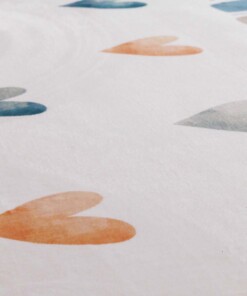 Waschbarer Kinderteppich - Fluffito Herzen Bunt - close up, thumbnail