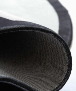 Waschbarer Kinderteppich - Fluffito Fußball Weiß/Schwarz - close up