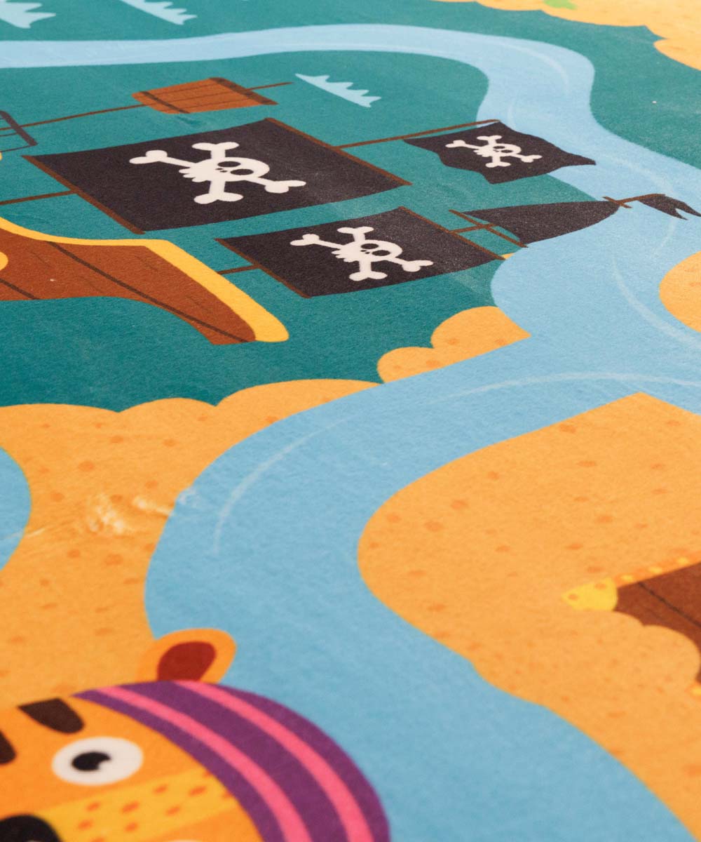 Waschbarer Kinderteppich - Snugway Piraten Bunt - close up Waschbarer Kinderteppich - Snugway Piraten Bunt - close up