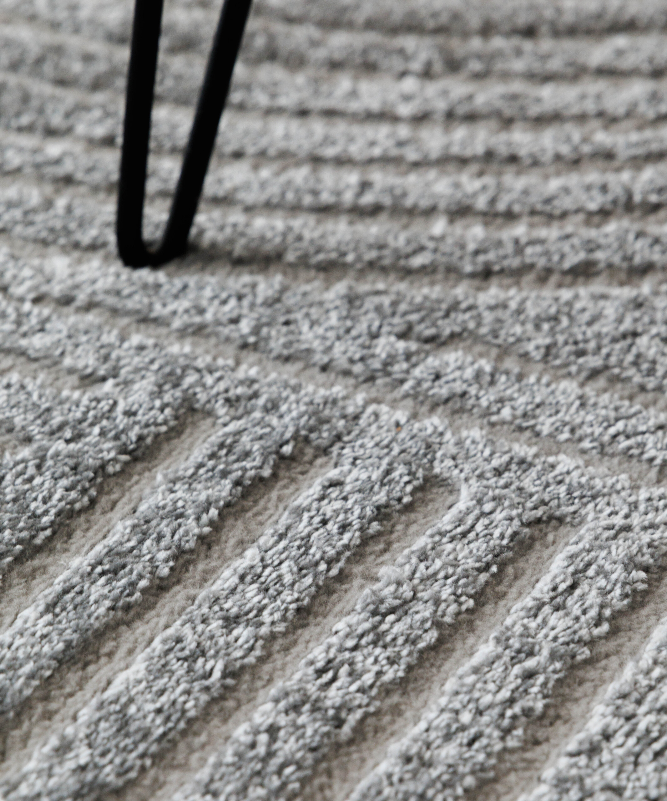 Teppich Skandinavisch - Contour Bend Grau - close up Teppich Skandinavisch - Contour Bend Grau - close up