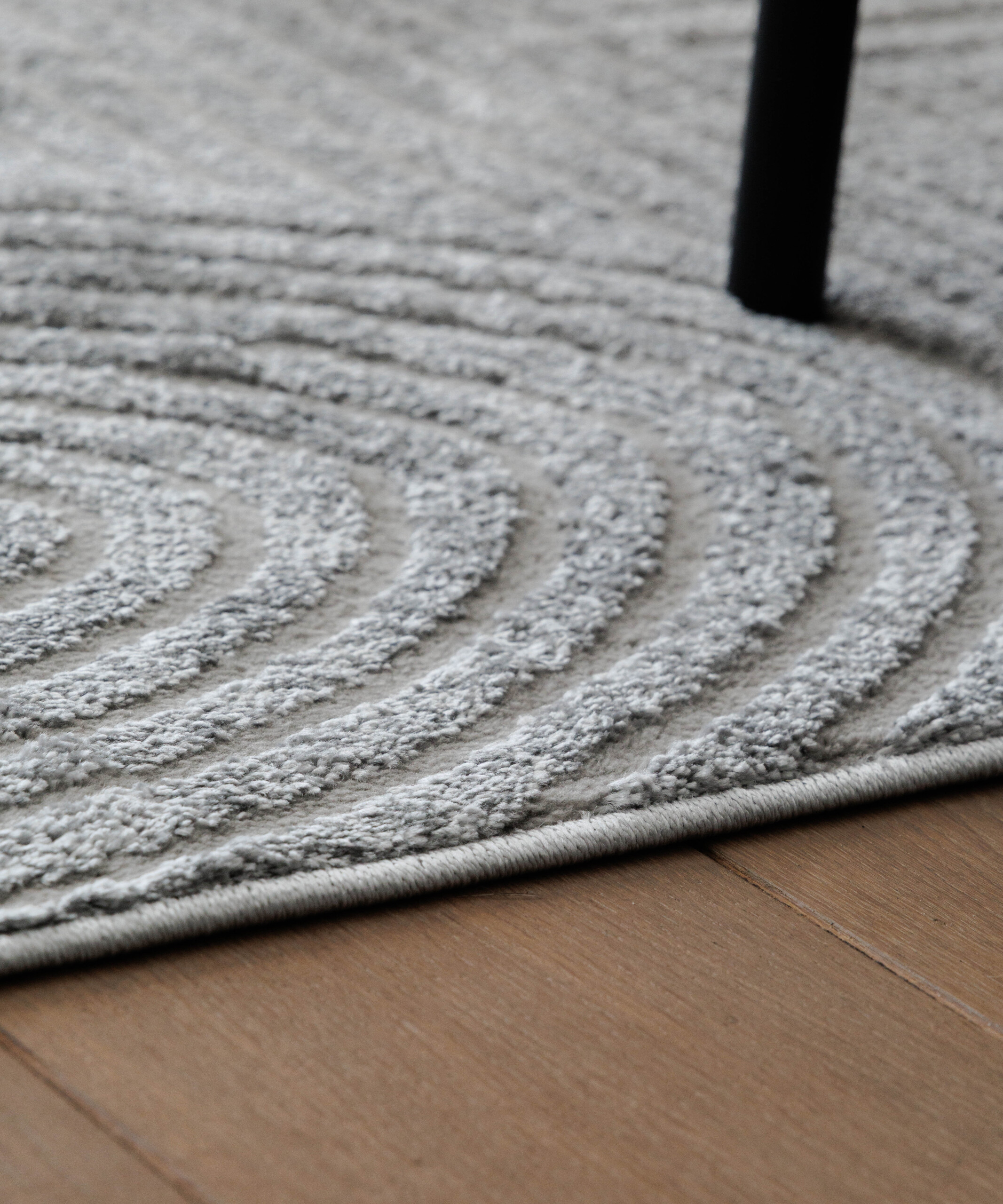 Teppich Skandinavisch - Contour Bend Grau - close up Teppich Skandinavisch - Contour Bend Grau - close up