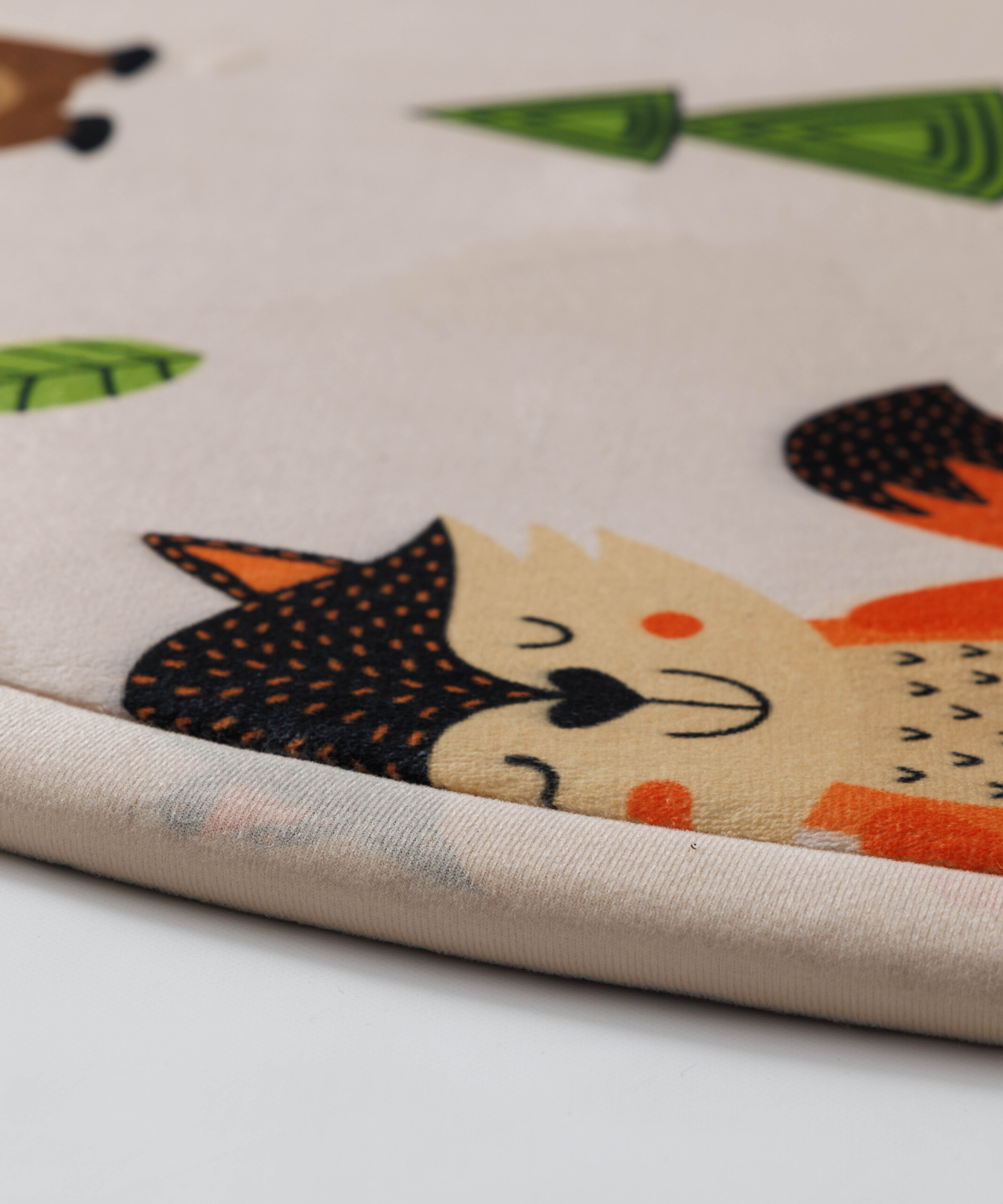Spielteppich Rund - Pluffy Forest animals Multi - close up Spielteppich Rund - Pluffy Forest animals Multi - close up