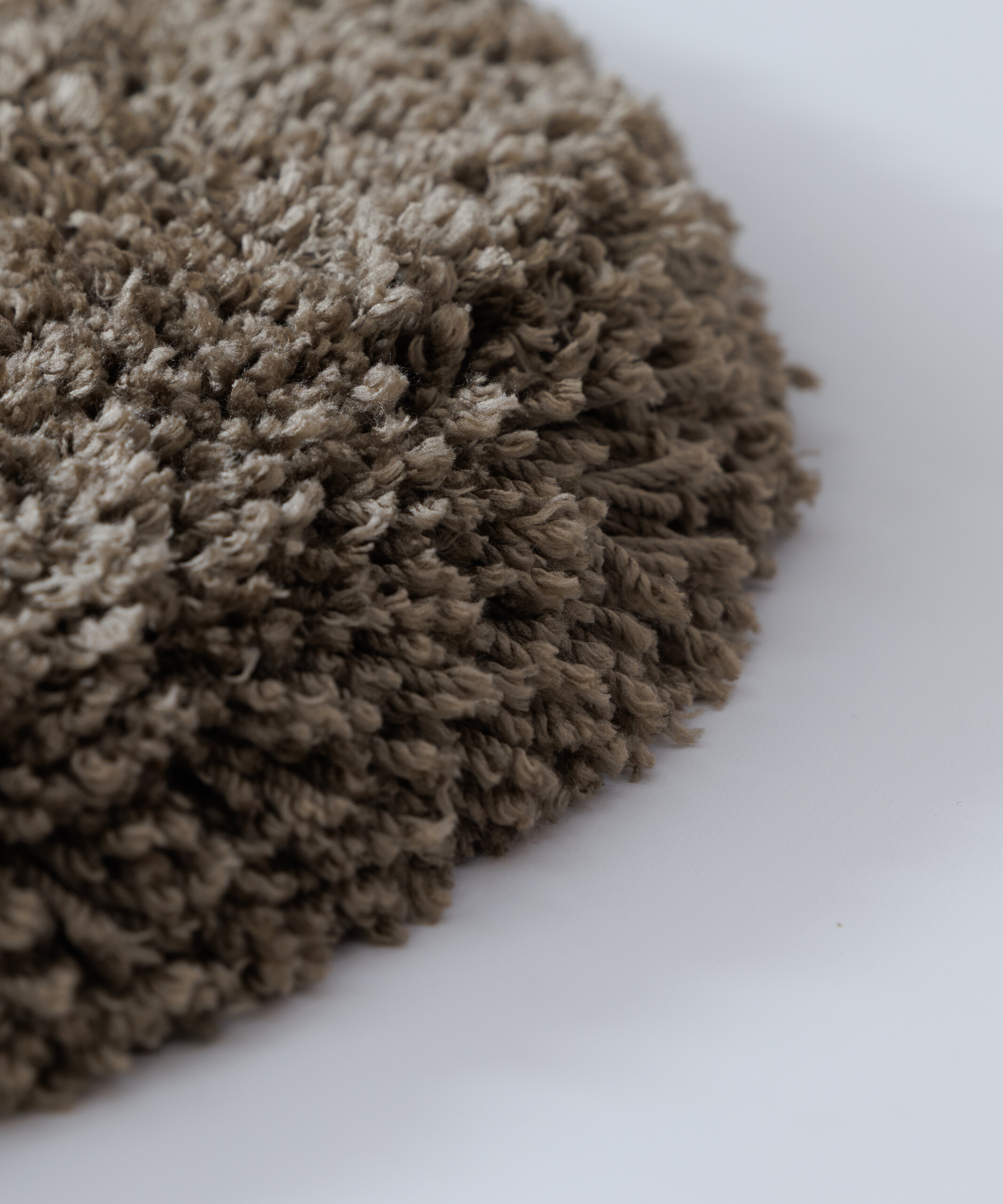 Runder Shaggy Teppich - Sveve Taupe - close up Runder Shaggy Teppich - Sveve Taupe - close up